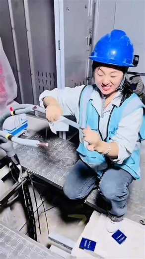 4.7K views · 57 reactions | she spark strength and courage,and every wire she connects,proof that woman can power up the world,a woman electrician who lights up not just machine but possibilities #CourageAndStrength #empoweredwomen #girlpower | lolamitangvlog | Facebook