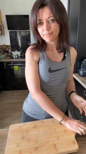 Le cake salé qui va sauver tous tes apéros et pique-niques ! Tu cherches une recette facile, moelleuse et pleine de goût ? Ce cake au jambon, petits pois frais et fromage est une pépite ! Parfait en apéro, en lunchbox ou pour un brunch du dimanche. Moelleux, fondant, et prêt en quelques minutes. Sauvegarde la recette pour plus tard et abonne toi pour plus de recettes ! Les étapes : Dans un saladier, fouette 3 œufs avec le lait puis le beurrre fondu Ajoutez la farine, la maïzena et la levure. Sel