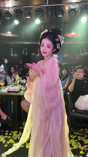 "Whispers of Silk | Ancient Chinese Classical Dance Performance" #dance #wedding #才藝 #shortvideo #古装