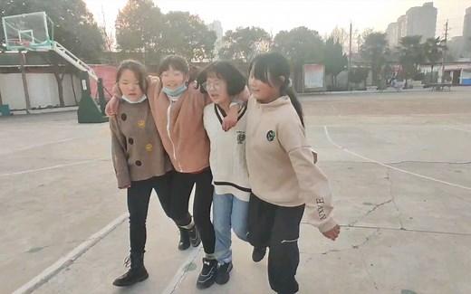 二人三足，三人四足，四人五足，各种跑。