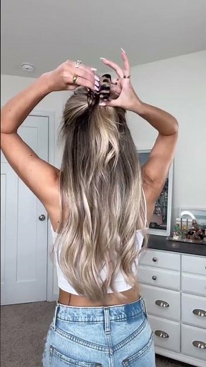 Easy Claw Clip Hair 🤍 love this simple half up hairstyle for spring and even better for days when