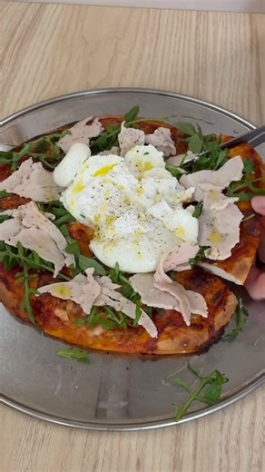 Margarita Pizza! #viral #fyp #cooking #recipe #chicken Simple Pizza Recipe You can buy ready-made dough or make your own. Spread tomato sauce on the dough. Add basil and salt. Cut fresh mozzarella and put it on the sauce. Bake in the oven at 250°C for about 20 minutes, depending on your oven. Take the pizza out of the oven. Add burrata, arugula, and mortadella or ham. Finish with olive oil and black pepper on the burrata. 🍕