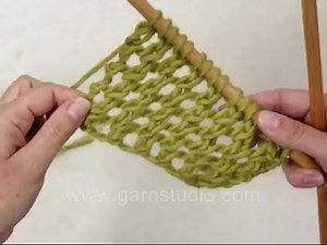 Here is one of the easiest lace patterns, a 2 row repeat only. Great for beginners and mindless lace knitting.Perfect for scarves and any type of yarn. | Garnstudio DROPS design