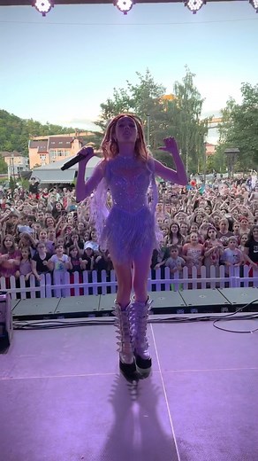 Tiktok dance on the stage 😱 I love you Romaniaaa 🥰 #Resita #ConcertAndraGogan #DancesOnStage