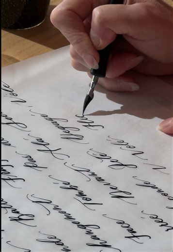 Sip & Script | Calligraphy Workshop This intimate gathering brought together wedding professionals from around the Denver area. We socialized, sipped, and shared our creativity. Thank you to @pasque_denver for the beautiful space, and to @sparrowandinkdesigns for your guidance. 🤍 #leecreative #leecreativeweddings #denver #sociétéprivée #calligraphy