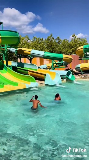 Otra panorámica del espectacular parque acuático del Yelloh Village Mas Sant Josep. Si quieres ver otros campings déjanos un comentario. #YellohVillage #CampingMasSantJosep #CampingsdeCatalunya #MundoCampista #campingsingirona #camping #Campinghacks #waterpark #parqueacuatico