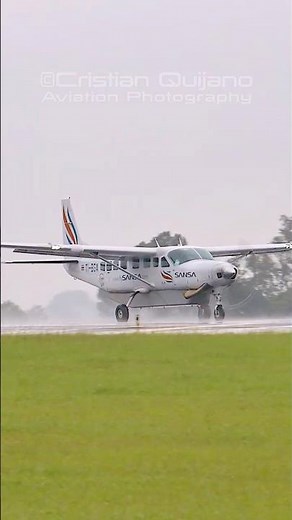 Cessna Caravan landing in wet runway in bad weather 😅 #aviation