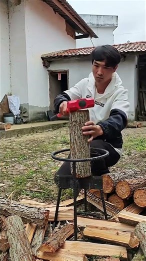 Splitting process of firewood on a round support