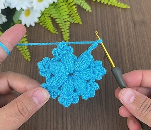 Watch how to make a simple pouf flower | Knitting & Crochet World