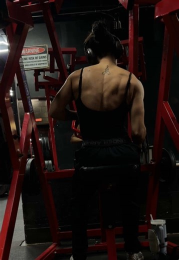 Long cool woman in a black bodysuit🖤I’ll never get over my back—I. BUILT. THAT.🤏🏽 #fyp #gym #gymtok #xyzbca #parati