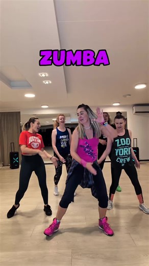 Wskakuj na pokład Zumba-hity retro!💃 Tym razem tańczymy prosty, radosny hit pełen klimatu lat 70.🌟 Retro vibe, prosty układ i masa dobrej energii!⚡ Zatańcz ze mną do