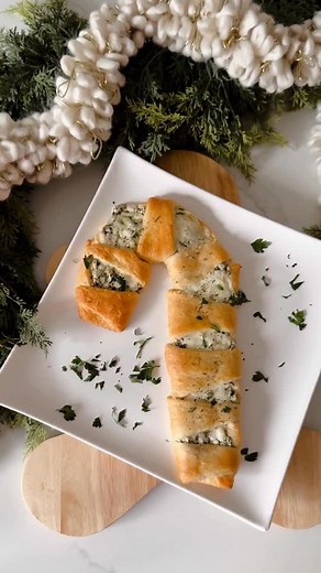 Spin Dip Candy Cane Bake 😋 ✨ . I like this savory option more than the sweet version! I used: • Premade spinach and artichoke dip, • Feshly grated mozarella cheese • 1 can of crescent rolls • topped with a little EVOO . I baked this on 375° for 15 minutes. All ovens aren’t made equally - if you find your candy cane getting messy then take the temp down to 350°. . Happy Tuesday! ❤️❤️ . . . #holidaybaking #christmas2025✨️❣️🎄 #christmasforever | Mimi Marko Blog