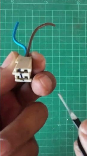 How to remove a fishtail wire from a socket