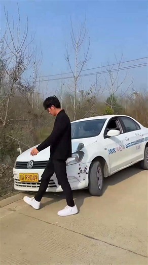 Drivers teach you how to quickly save yourself when your wheels fall off a bump #automobile #funny