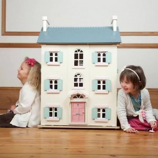 Le Toy Van Cherry Tree Hall Dolls' House - Approved by Fundamentally Children "The children really engaged with this lovely dolls house. The generous size promoted collaborative play and it was great to see the children acting out everyday situations as they were learning to make sense of their world." Good Toy Guide review - Great for imaginative play and role play - Develops social skills including communication and sharing when played with others - Prompts discussion on daily routines, househ