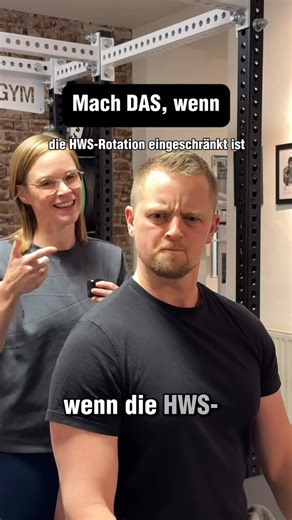 Sarah | Physiotherapie, Sportwissenschaften & Coach on Instagram: "Drei Übungen zur Verbesserung der HWS-Rotation. Und die letzte hast du vielleicht gar nicht auf dem Schirm. 1️⃣ Rotation im Vierfüßlerstand oder Unterarmstütz Wenn Rotation im Sitzen noch schmerzhaft ist, kann diese Variante helfen: Durch die veränderte Wirkung der Schwerkraft wird die Bewegung oft besser toleriert. 2️⃣ Assistierte Rotation mit Handtuch oder Gurt Eine effektive Möglichkeit, Endbereiche gezielt zu erreichen, die a