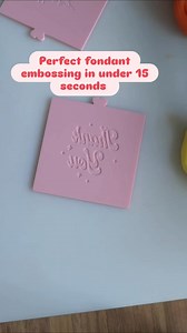 ✨ Perfect Two-Tone Embossing in Under 15 Seconds! ✨ Struggling with two-tone fondant embossing? Colors bleeding together? Designs looking messy? 😩 You’re not alone! But don’t worry—I’ve got a foolproof trick to get crisp, clean, and professional-looking embossed fondant every time! This method is: ✅ Easy to do (no fancy tools needed!) ✅ Mess-free (no color smudging!) ✅ Perfect for sugar cookies, cupcakes & cakes 🎂 📌 Save this for later & tag a baking bestie who needs this hack! 💬 Do you stru