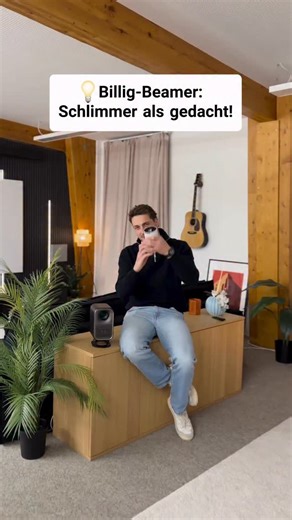 Jeder auf Social Media bewirbt gerade diese super günstigen Mini-Beamer… aber wie gut sind sie wirklich? 🤨 Ich hab’s ausprobiert – und Leute, ich war schockiert. Test 1: Aufbau & Qualität Schon beim Einschalten ging’s los: die Fernbedienung biegt sich durch, der Beamer braucht eine halbe Ewigkeit zum Starten und ist laut wie ein Fön. 🔊 Die Bildqualität? Grauenvoll. 😵‍💫 Nicht mal halbes Full HD, alles extrem pixelig – meine alte Nintendo 64 hatte gefühlt mehr Auflösung. Und der Sound? Mein iP