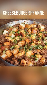 Schnelle Cheeseburger Pfanne - jeder Bissen Burger Geschmack ZUTATEN: 1 Zwiebel 2 Burger Buns 200g Bacon 1 kg Hackfleisch 1 Dose Tomaten in Stücke 1/2 TL Salz 1/2 TL Pfeffer 100g geriebener Käse 100g Gewürzgurken 3 EL Röstzwiebeln 6-7 EL Burger Sauce Schnittlauch zum garnieren #BBQ #Barbecue #cheeseburger | 0815BBQ