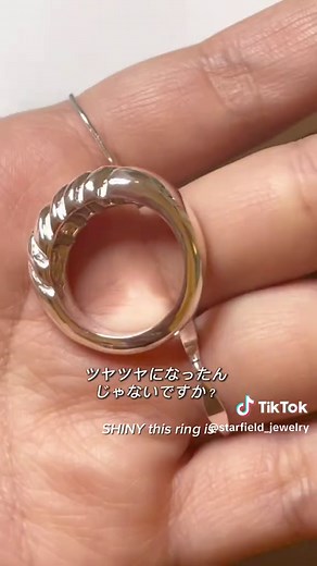 When the wax melts and only the metal remains… We’re so excited to show you how our first lost wax ring turned out! ✨💍 鋳造からクロワッサン型リングが戻ってきました！🥐 金属重量が12gと結構重めになってしまったので（ワックス時は約1g）今後は不要な部分は削り落とし、もっと軽いモデルを作れるようにしていこうと思います！ #lostwax #silverring #ロストワックス #シルバーリング925 #crossaint