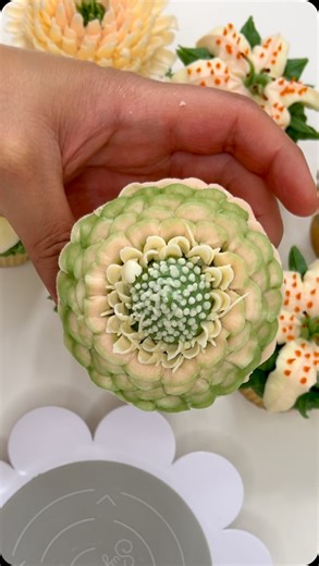 ELLY KHODADADI | Buttercream Zinnia 🌼🌿 Soft, layered petals and dreamy tones make this Zinnia cupcake a perfect floral gift for Mother’s Day ✨ 🧁 How I... | Instagram