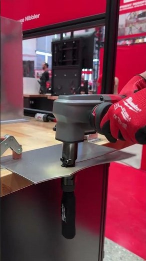 M18 FUEL™ 10 Gauge Nibbler | 3476 Video Credit: @protoolreviews