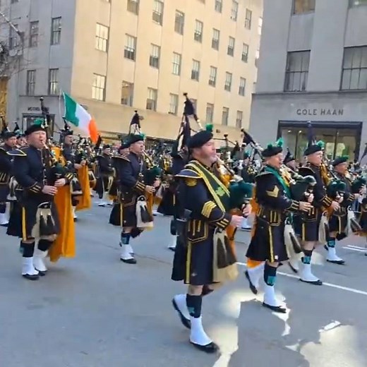 🍀🥁 NYPD Pipe Band Marches Down 5th Ave #nyc #stpatricksday #2026 #bagpipes #drums
