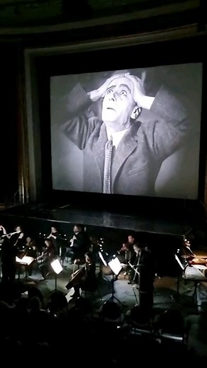 SPANNEND bis zum Ende! METROPOLIS 1927 BRAVISSIMI @babylon.orchester.berlin 🥳🎉🎊 #Dirigent: @georgeconducts 🎊👏🎉🥰 .... Verpasst? New Dates here: https://babylonberlin.eu/film/1334-metropolis-live-babylon-orchester-berlin Eine Zeireise in die Vergangenheit eine Zeitreise in die Zukunft! Der Hauch der 20er Jahre in Berlin, ungefiltert. The roaring 20es in Berlin, authentic! #BrigitteHelm SuperStar! ONLINE-TICKETS 25,- Euro (Keine Online-Gebühren) ... METROPOLIS, D 1927, R: Fritz Lang mit Brig