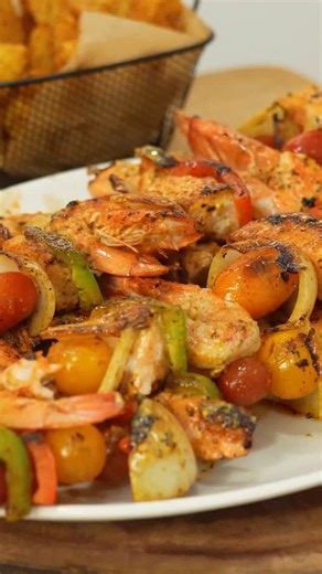 Receita de Espetadas de Salmão e Camarão 😋👌 Ingredientes: ✔ 400g salmão em cubos ✔ 12 camarões limpos ✔ 1 pimento vermelho ✔ 1 pimento verde ✔ 1 cebola roxa ✔ 2 c. sopa azeite ✔ Sal e pimenta q.b. ✔ Sumo de ½ limão ✔ Ervas aromáticas a gosto Preparação: 1️⃣ Corte o salmão em cubos e tempere com sal, pimenta, azeite e sumo de limão. 2️⃣ Tempere também os camarões. 3️⃣ Corte pimentos e cebola em pedaços grandes. 4️⃣ Monte as espetadas alternando salmão, camarão e legumes. 5️⃣ Aqueça o grelhador 