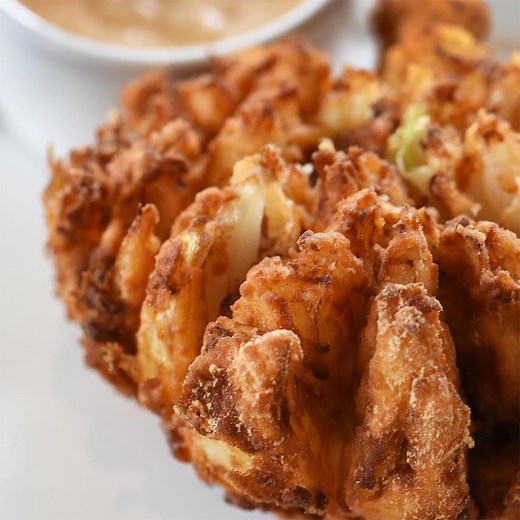 This deep-fried blooming onion looks great and tastes even better! ✨ FULL RECIPE: https://tasty.co/recipe/deep-fried-lotus-onion | Tasty UK