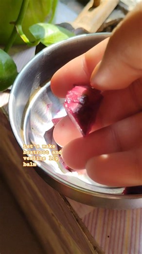 let's make beatroot and vesline lip balm at home 🥹💗#natural #beatroot #lipblam #youtubeshorts