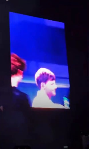 🎥| Louis Tomlinson drinking a shot with a fan at #HDWGHWTGlasgow— Ls28_Zp25