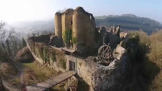 Le château de Franchimont : un retour au Moyen Age ! - RTBF Actus
