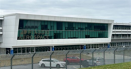 Piaggio Aerospace, firmato l'accordo. Visita del ministro Urso