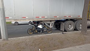 CdMx. Motociclista estrella su vehículo contra tráiler estacionado