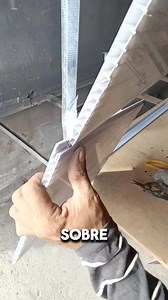 Instalación de cielo falso en PVC El pvc es un material ligero resistente al agua corrosión e insectos y se puede colocar en cualquier ambiente No requiere pintura y es fácil de limpiar es un material muy liviano que facilita su instalación por lo que se ahorra tiempo en mano de obra está disponible en mucha variedad de colores Y los diseños van de acuerdo a las preferencias del usuario #construccionescard #arquitectura #construccion | cardconstrucciones_