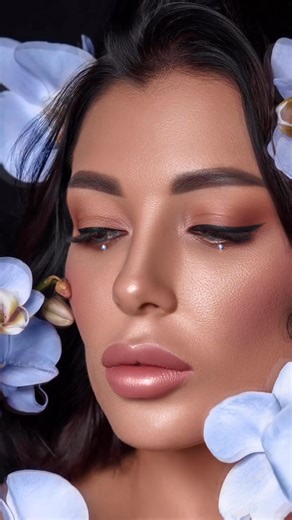 The Difference Between ‘Nice Photos’ and ‘Jaw-Dropping Portfolios’? One Word: Retouching. Want to stand out in a sea of photographers? Glamour Retouching doesn’t just enhance beauty – it make your brand, impresses clients, and secures more bookings. 1. Flawless skin tones 2. Enhanced makeup & hair details 4. Perfect for models, influencers & editorials Whether you're a fashion photographer or a portrait artist, high-end retouching gives your photos that WOW factor that clients pay extra for. 𝑰�