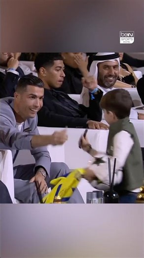 🔥 SIUUUUUU at the Globe Soccer Awards 🏆, kids can’t resist asking Cristiano Ronaldo for autograph