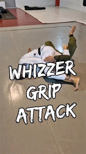 Whizzer grip attack from top half-guard. When your opponent shoots for the underhook... Booom. 💥🤌🏼 Go train, Have fun! 🥳 @manto_original @liliusbarnatt #whizzergrip #bjjaddict #bjjforall #jiu_jitsulife #jiujitsutododia | Miko BJJ / Tattoo addict