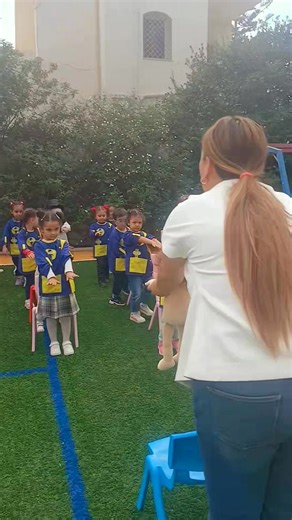 نشاط حسي حركي نجسد من خلاله مفهوم امام و وراء مع أطفال التمهيدي 😍 | Jardin D'enfant le petit génie