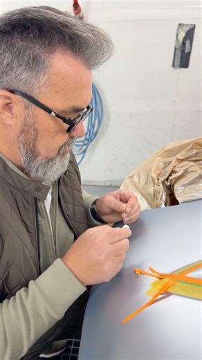 RÉALISATION DECOR PEINTURE SUR CAPOT DE CORVETTE C2 #vintagecars #restaurationautomobile #vintage #classiccars #ladyartcar #carmovie #atelier #ladyartcarrestauration #carcollection #passionautomobile #classicgarage #garage #carworkshop #classiccar #vintagemecanic #sgispraygunimport #VISOMAX | LADY ART CAR