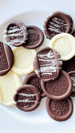 Ever wanted to try Chocolate Seals!? Comment “Holiday Workshop” to join me for Holiday Script & Seal Workshop Week! 🙌🏼 Over the course of four days we will be learning wax seals, lettering and chocolate seals!! It’s going to be such a fun-filled holiday week!! 🎄 Workshop Week starts on November 10! Get your ticket today!! 🤍 #bgoodslettering #waxsealmaking #waxseals #holidayworkshop #holidaywaxseals | Betsy - bgoods.lettering