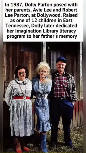 In 1987, Dolly Parton stood with her parents at Dollywood