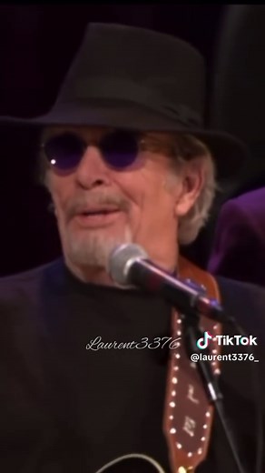 Willie Nelson & Merle Haggard - Okie from Muskogee (2007 Live)