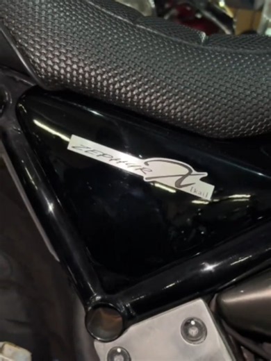 細部までカスタムされた存在感抜群の一台🏍️ 👀 注目ポイントはココ！ ・マッドマックスマフラー ・マーシャルヘッドライト ・カスタムハンドル ・Rサス ・ブレーキマスター ブラックでまとめられた車体に カスタムパーツが映えるこのスタイル😎🔥 さらに車検は【2027年12月まで】！ 走行距離は【32,217km】✨ 「ゼファーXをカッコよく乗りたい」 そんな方に刺さる一台です。 気になったらお気軽にお問い合わせください📩 現車確認も大歓迎です！ 📍 大阪府寝屋川市堀溝1-7-8 ☎ 072-395-7789 ⏱ 定休日無し｜10:00〜20:00 #ゼファーX #ZEPHYRχ #カワサキバイク#ゼファー #旧車バイク #ネイキッド #バイクカスタム #カスタムバイク #マーシャルヘッドライト #マッドマックス #バイク好き #バイク #大阪バイク #中古バイク