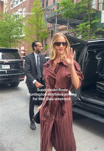 The stunning, fashion icon @Rosie Huntington-Whiteley arriving for Met Gala weekend ✨ #metgala2026 #metgala #themet #celebrity