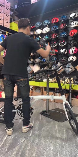 JAVA NEO Folding bike🔥🔥🔥 🔺 เฟรม อลูมิเนียม 🔺 ชุดขับ 9 สปีด SHIMANO 🔺 ล้อ 16 349 แกนล้อ 12 🔺 กะโหลกอยู่หางหลัง โซ่ไม่ตก ใช้เกียร์ Shimano ได้ อัพเกรดได้ถึง 12s 🔺 เข็นสะดวก สมดุลของรถดีมาก ไม่ต้องมีตะแกรง 🔺 ดิสเบรคน้ำมัน 🔺 จานกะโหลกกลวง ล้อแบริ่ง ยางCST 110psi 🔺 บันไดปลดเร็ว ⚡ ราคา 17,900.- ====================== ☎️ สอบถามเพิ่มเติม โทร 𝟬𝟴𝟲-𝟮𝟯𝟭𝟭𝟭𝟭𝟬 / 088-3368973 📮 ไม่สะดวกมาหน้าร้าน สั่งซื้อออนไลน์ได้ที่นี่ ⬇️ ============= 🟠 𝗦𝗵𝗼𝗽𝗲𝗲: https://shopee.co.th/jbike.th ======