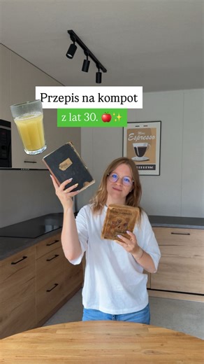 Przepis z lat 30. na kompot z jabłek 🍎 Składniki: 👉 1/2 kg jabłek 👉 1/8 kg cukru (opcjonalnie) 👉 1 szklanka wody (jeśli gęsty, dolać więcej) 👉 opcjonalnie: cynamon, goździki, cytrynowa skórka, sok z cytryny Z tej ilości składników wychodzi około pół litra kompotu. #przepis #kompotzjabłek #jabłka #przepisy #podróże #podróżowanie #podróż #para #pomysłnaweekend #ciekawemiejsce #wakacje #urlop #kompot #obiad #przepisy #staryprzepis | Travelovcy
