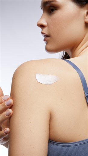 Revitaliza y nutre profundamente tu piel extra seca con NIVEA Regeneración Intensiva Urea. ✨ Gracias a su fórmula enriquecida con Urea, repara los signos visibles de sequedad desde el primer uso, devolviendo suavidad y elasticidad.💙 | NIVEA