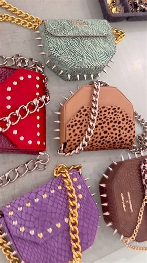 mittersisters - az eredeti bőrtáska workshop on Instagram: "Nagyon sok minden történt idén a Mittersisters világában ✨ Rengeteget alkottunk, fejlődtünk, és rengeteg sok csodás élménynek lehettünk a részesei, ami számunkra hatalmas öröm és büszkeség 🤍 Az évünk egyik legrendhagyóbb pillanata pedig határozottan az volt, amikor nyáron elindult a közös együttműködésünk @kerenyivirag -gal. Ennek köszönhetően Ti is elkészíthettétek a saját, egyedi, eredeti Kerényi Virág táskatokat és ezt egyszerűen IM